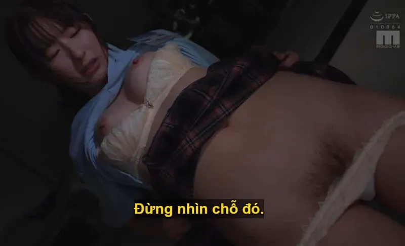 Ông chủ mưu tính "xử đẹp" cô nhân viên dưới quyền kiêu căng lười nhác, suốt ngày chỉ chăm chăm nhắn tin yêu đương.